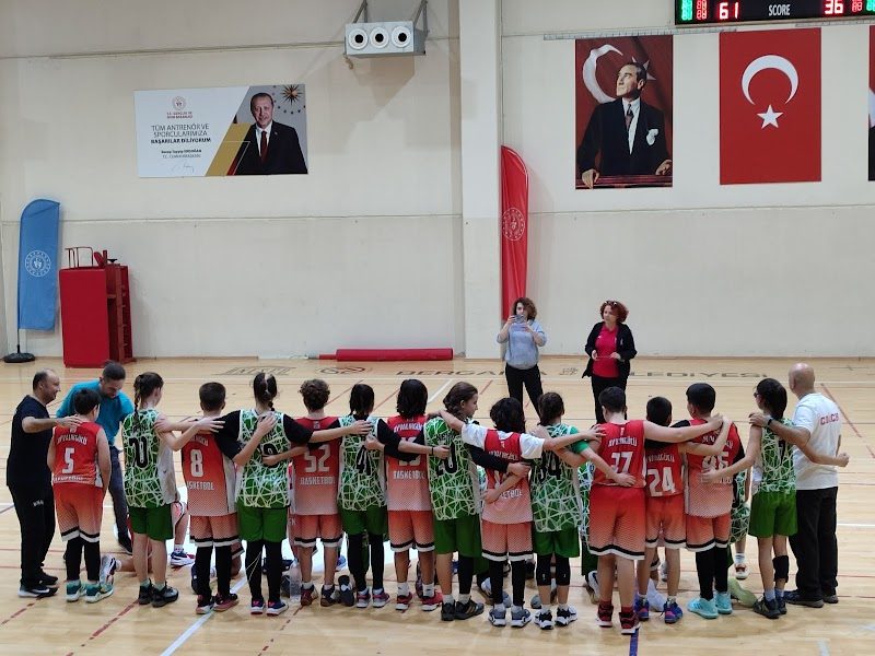 Bergama Erdal Önder Kapalı Spor Salonu